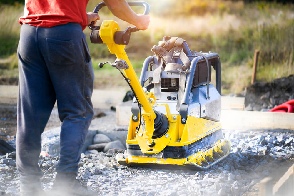 炎天下、国道10号網掛橋と網掛川左岸の復旧作業が進んでいます。 網掛川左岸は護岸代わり の大型土のうが積み上げられ、その後ろにダンプにより搬入されたシラスが埋め戻し土として転圧されているところです