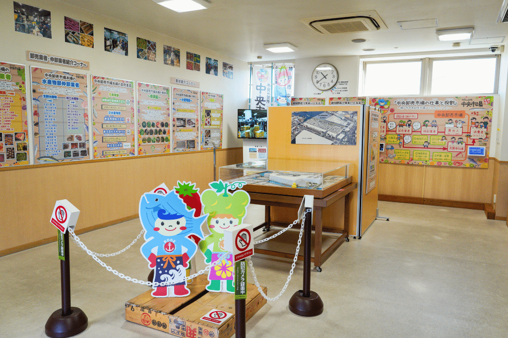 市場事務員の暴れ食い 笑 そして最後の市BAR🔥✨ 3時前に長田中央市場到着✊️🔥 何この凄い人👀‼️びっ栗🌰‼️市BARの主のあの御方と合流〜早速食べる✊️🔥 序章よこれ 笑 。 ・スタミナレバー ・ネギ塩タレ 共に国産チキンおちあい初めて食べた‼️めっちゃ