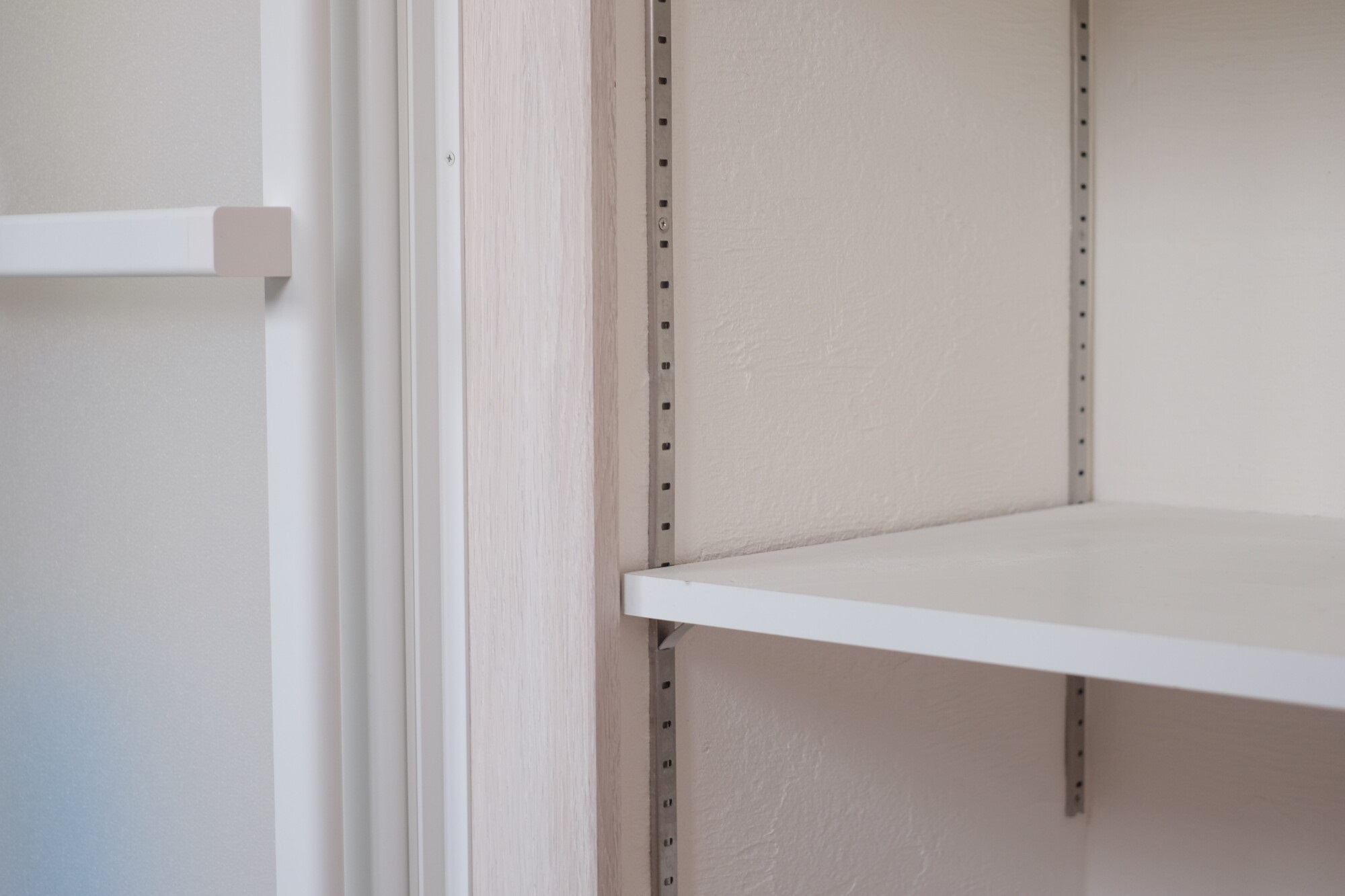 棚受け金具 高耐荷重で薄型 ダボレール用ステンレス棚受け爪 SPF-20型 ホワイト塗装 お得20個セット メール便可 白 棚DIY ラック作成壁付け収納 おしゃれ キッチン 小さい場所 スリムな場所 tanaノナカ金物店