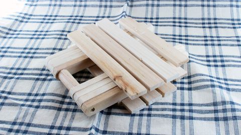 100均セリアのおしゃれな花台「フラワーベーススタンド」が手頃でおすすめLIMEGREEN