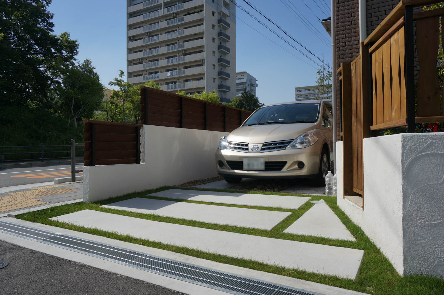 愛知県長久手市 既存の階段の幅を狭め、常時2台から3台分に駐車場を拡張したリフォーム外構！ALLGREEN - 庭・エクステリア・新築外構の専門店