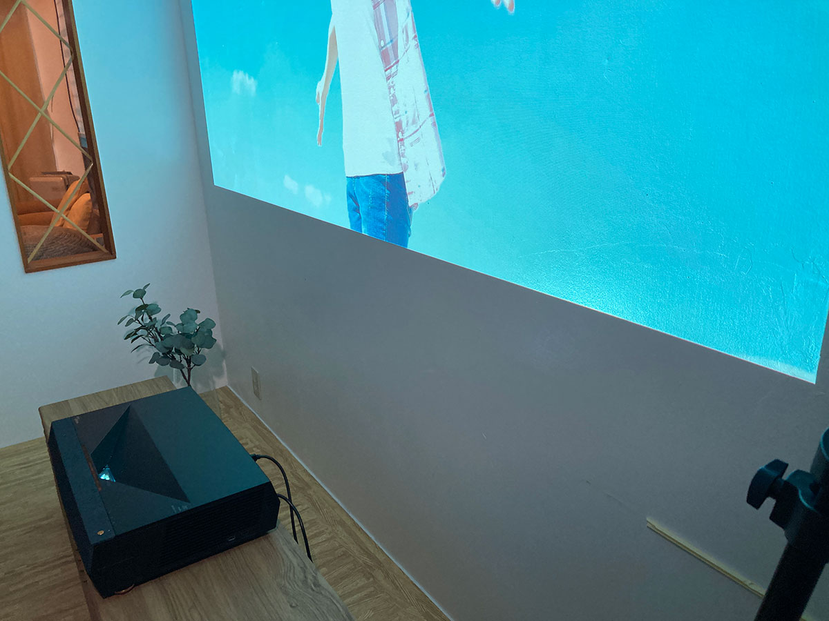 賃貸でも大丈夫！天井や壁に穴を開けずに設置できるスクリーンとやり方プロジェクタースクリーン専門店 公式 シアターハウス