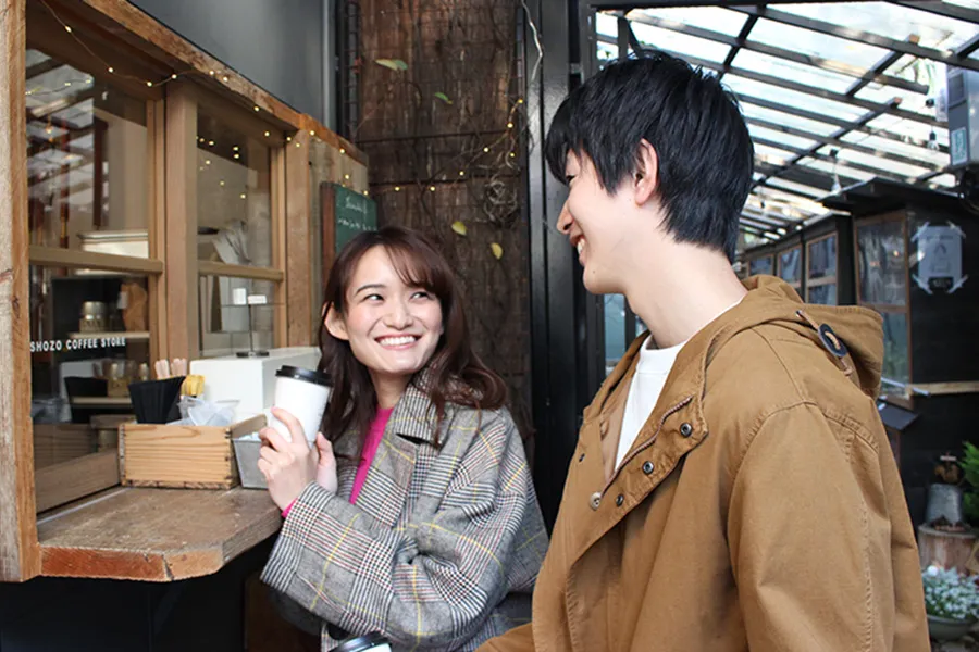 男、コーヒー、笑顔。カフェの男がカメラをのぞき込んでる。熱い感じのリラックスした幸せな男性モデルの内部ポートレート写真素材515779984Shutterstock