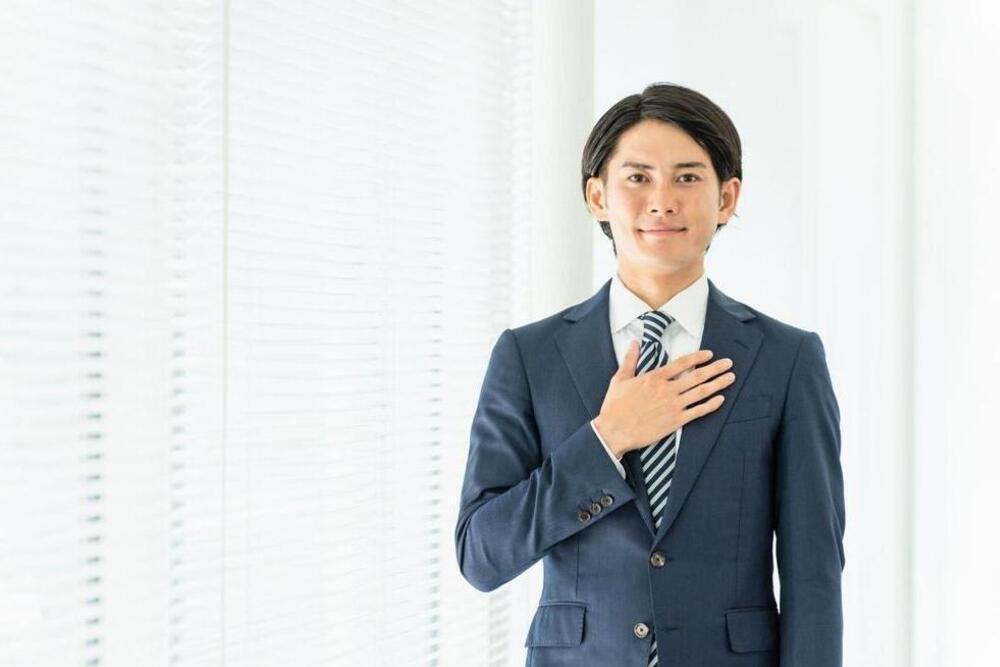 ブラウンスーツとストライプシャツで華やかスーツスタイルオーダースーツのFABRIC TOKYO