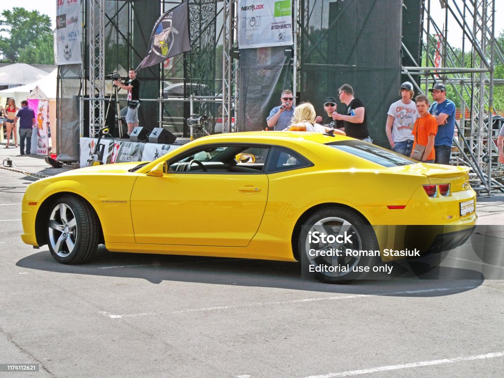 黄色のハイテク シボレー カマロのコンバーチブル — ストック編集用写真©Junot 134995260