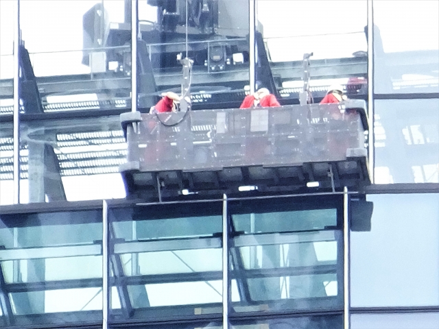 タワーマンションを悩ませる、大規模修繕工事の足場 - マンション管理組合のミカタ