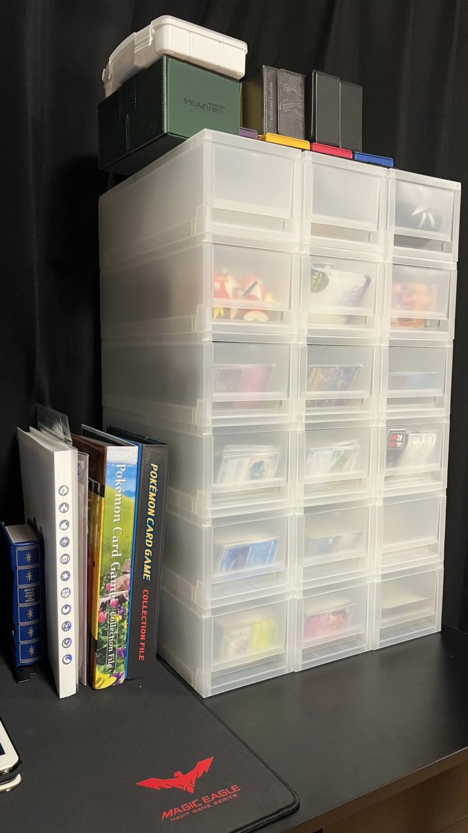 以前ご紹介した 無印の「自立収納できるキャリーケース」と 「仕切り板」を使ったポケモンカード収納。その後、カードがどんどん増え、重くなったことで、ついに仕切り板がボロボロになってしまいました。そんなとき、なんとなく目についたセリアの「クリアケース ミニ