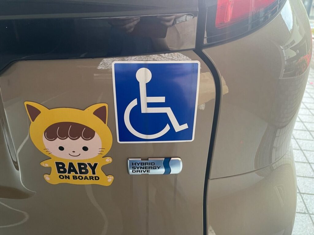 楽天市場 si007 車いすマーク マグネットステッカー 車いす 障害者 身障者マーク 車イス ゆっくり走ります 高齢者 : ステッカーのRstore