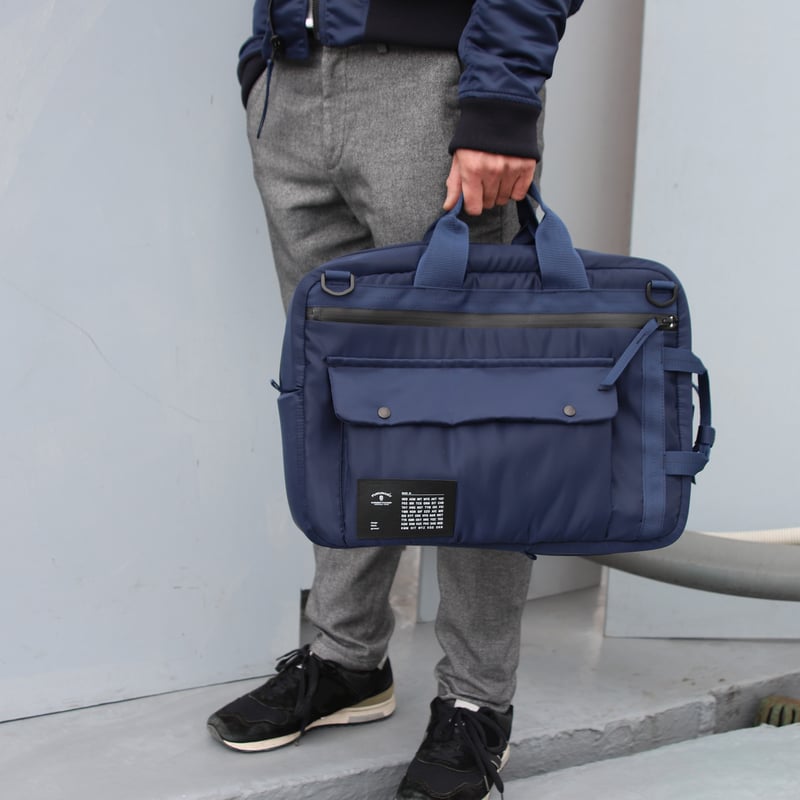 スーツに合わせるカバンの選び方。代表的な種類と色別のコーデ例 - KASHINAVI カシナビ