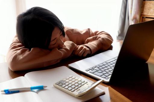 在宅勤務中に昼寝する女性の写真素材73400128- PIXTA