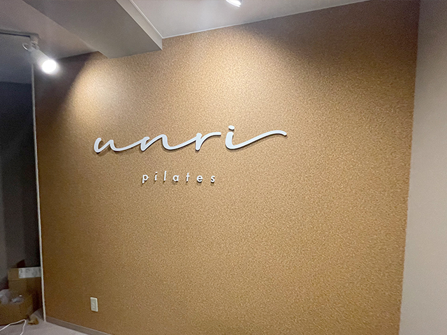 美容室 💇‍♀️〜 ⁡ 女性の写真をメインとした看板✨ ⁡ ⁡ インクジェット出力 塩ビ粘着 ＋アルミ複合板 ⁡ ⁡ ⁡看板 看板デザイン 集客 大型看板 デザイン sign signboard 店舗デザイン 新規オープン 大阪看板 大阪の看板屋 看板屋 かんばん 看板施工 店舗サイン 店舗