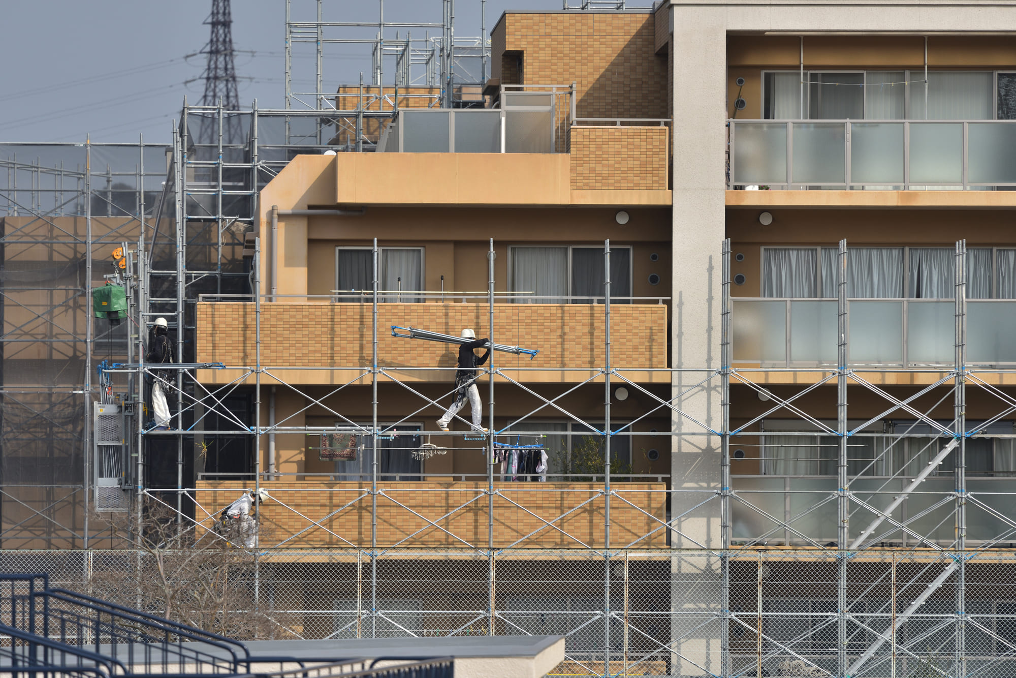 足場の設置費用はいくら？階数・坪数ごとの相場や計算方法を解説！ - 外壁 - ハピすむ