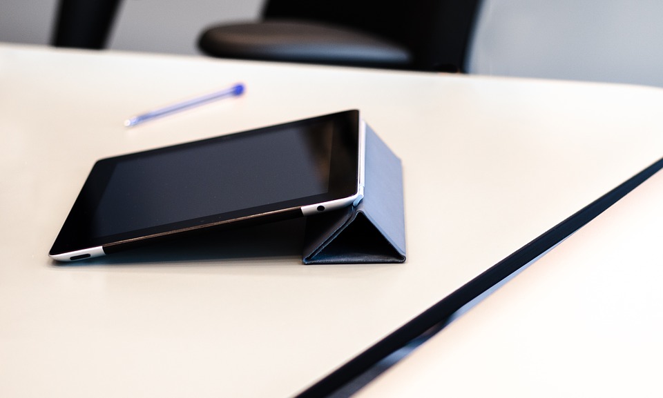 スチール製のブックエンドでスマホやタブレットのスタンドを自作する：3分LifeHacking - ITmedia エンタープライズ