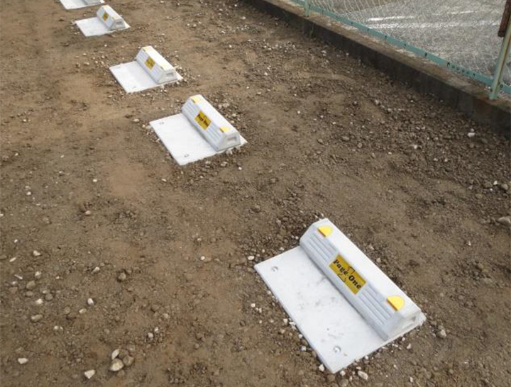 家の駐車場に車止めを設置🚗﻿ ﻿ 我が家は砂利敷きの駐車場なので砂利をどかしてちょいと埋めました。﻿悩んでる方はこんな風に後から設置も出来るので、保留と言う選択肢もありです。 コンクリート床でなければ﻿ホントはアンカーボルトとか打ち込んだ方が良いんだろう