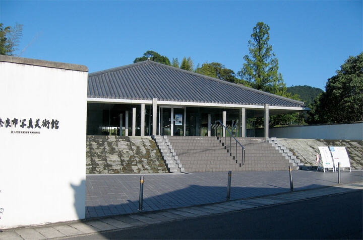 いつ来てもおさめてしまう、建築美📷 ・ 世界的建築家 黒川紀章氏が設計した国立新美術館。 逆円錐形のコーンの上にカフェが併設されている。 ・ ・国立新美術館東京都港区六本木7-22-2 火曜休館建築デザイン建築建築巡り国立新美術館黒川紀章