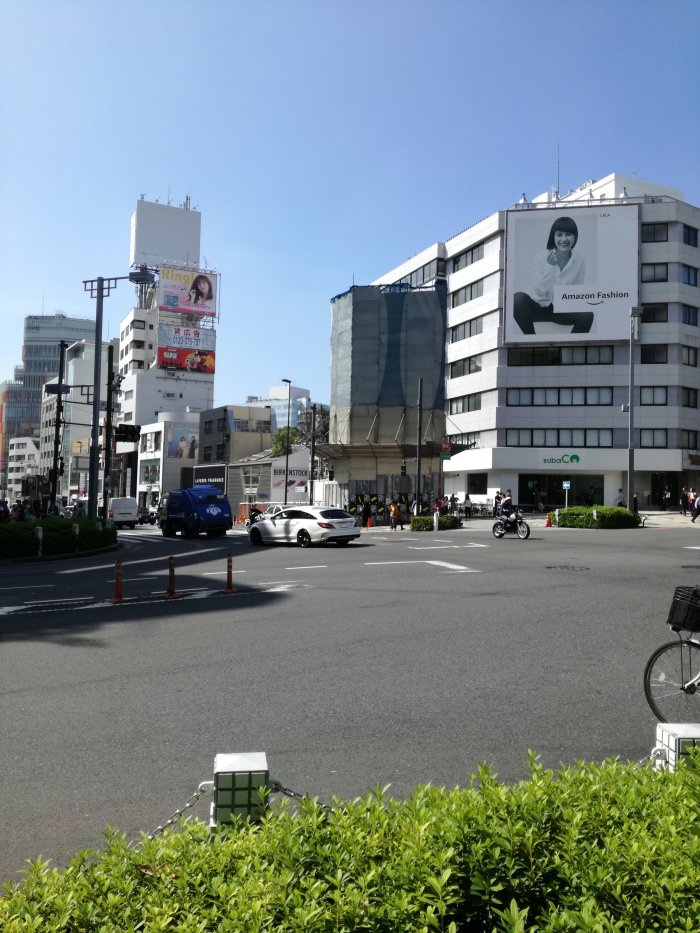🚶原宿ぶらり🚶 原宿・神宮前交差点にあった かの有名な「コンドマニア」跡地に完成した「KNITDESIGN まちを編む🧵 」をコンセプトに『商業施設でありながらクリエイターが集まり新しい文化をつくっていく』ことを目指した 東急プラザ原宿ハラカド を訪問