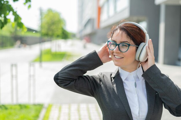 干場の出張に欠かせない！スーツ姿もスタイリッシュに決まる できる男がハマる気絶ヘッドホンとは？FORZASTYLEファッション＆ライフスタイル フォルツァスタイル