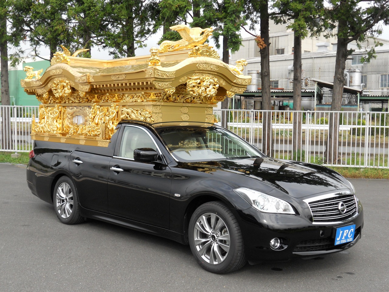 金色に輝く宮型霊柩車の姿を見かけなくなった理由CARPRIME カープライム