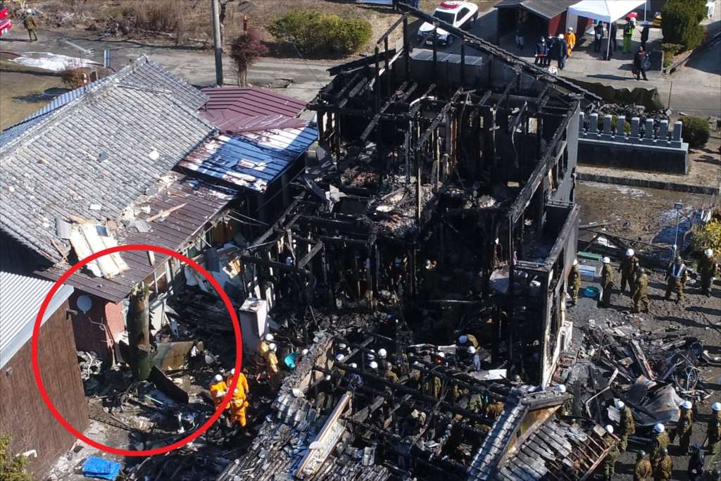 自衛隊の練習機「T4」が池に墜落 乗組員の安否不明 目撃者が当時の状況語る 愛知・犬山市 - YouTube