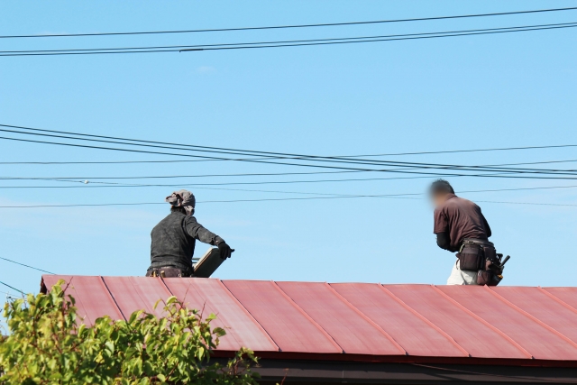 トタン屋根の特徴とは？修理や塗装にかかる費用もご紹介！ゼヒトモ