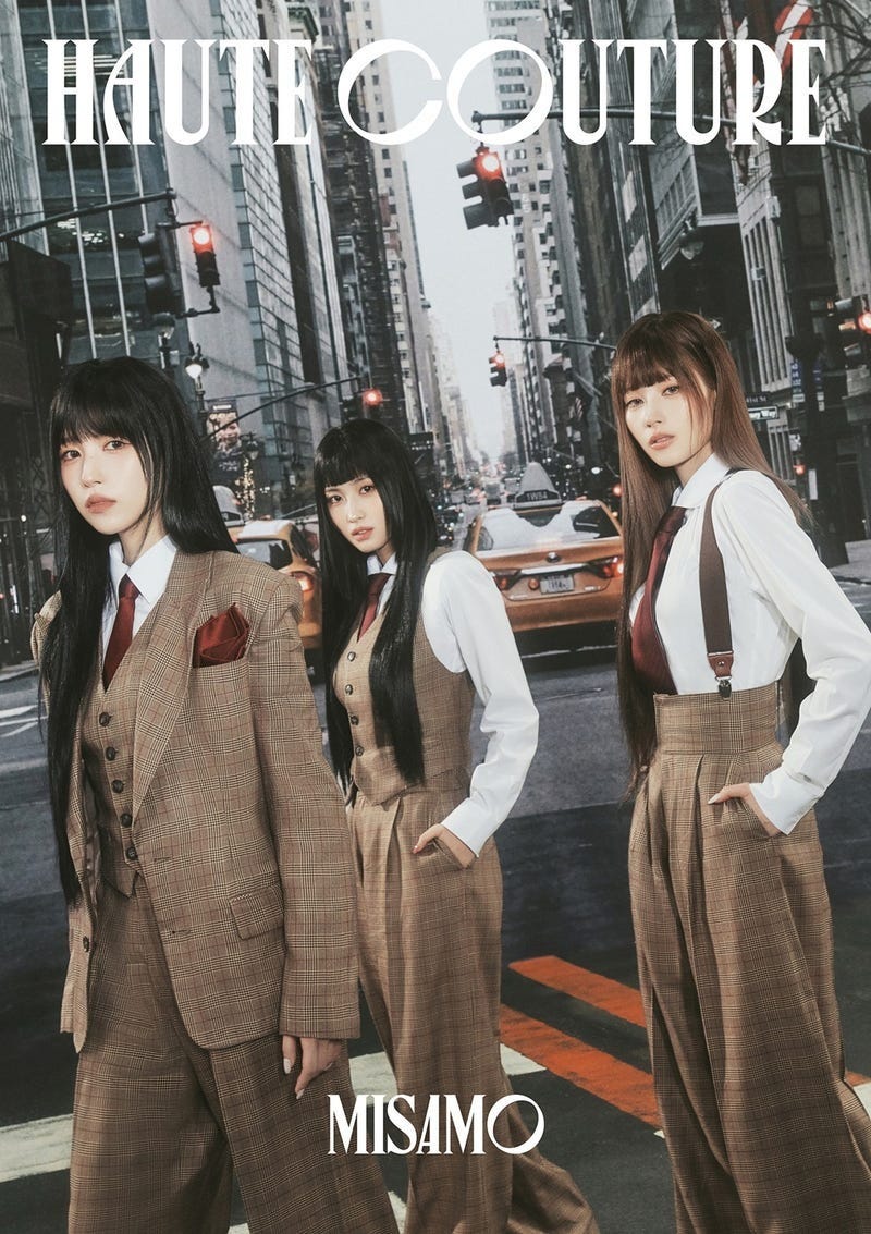 TWICEの日本人メンバーであるモモが紺色のパスポートを持っていました。 -- Yahoo!知恵袋