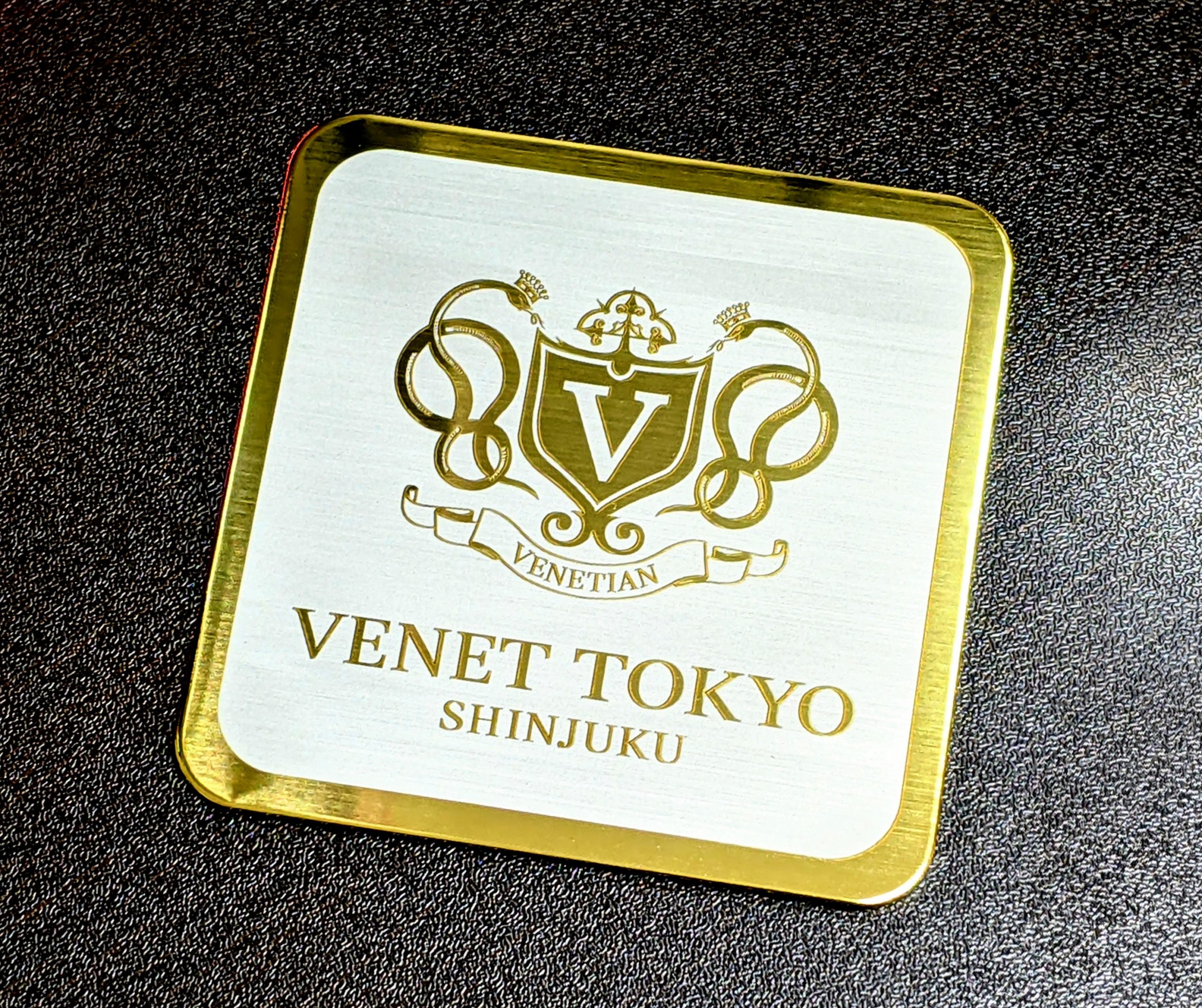 持ち込み品にロゴマーク、オリジナルマーク、イラストの刻印加工、彫刻の加工例です。金属、樹脂、レザーなどにも加工できます。株式会社ＢＩＳＯ ビソオ