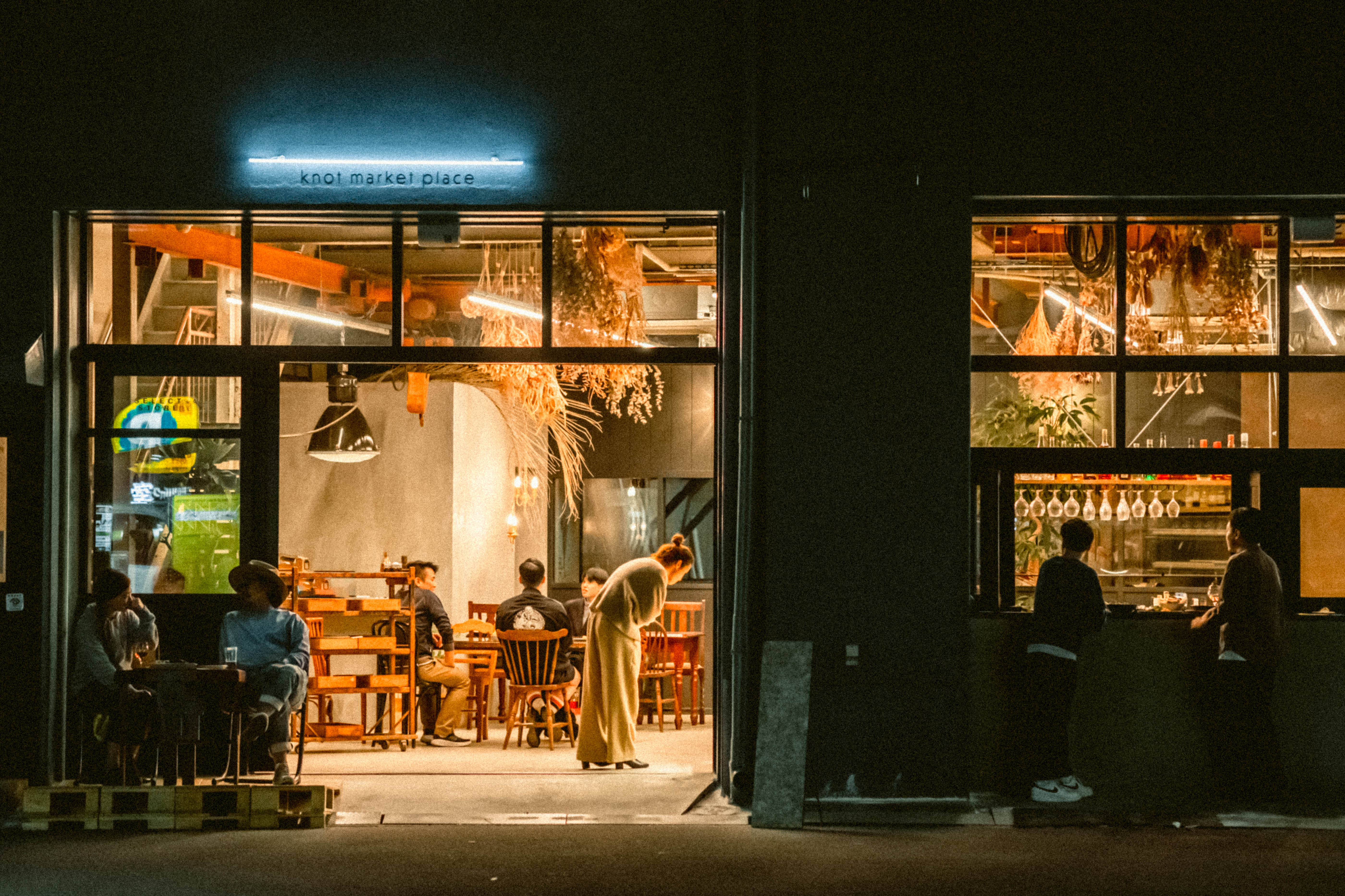 お店情報は、最後のページへ🍩 🏠KNOT MARKET PLACE 🐕テラス席ペット可ノットマーケットプレイス@knotmarketplace ♥memoーーー ベーカリー＆カフェのお店🍩🥐元自動車部品工場をリノベーションしたお店で自家製のドーナツや手軽に食べられる焼きたてパンが