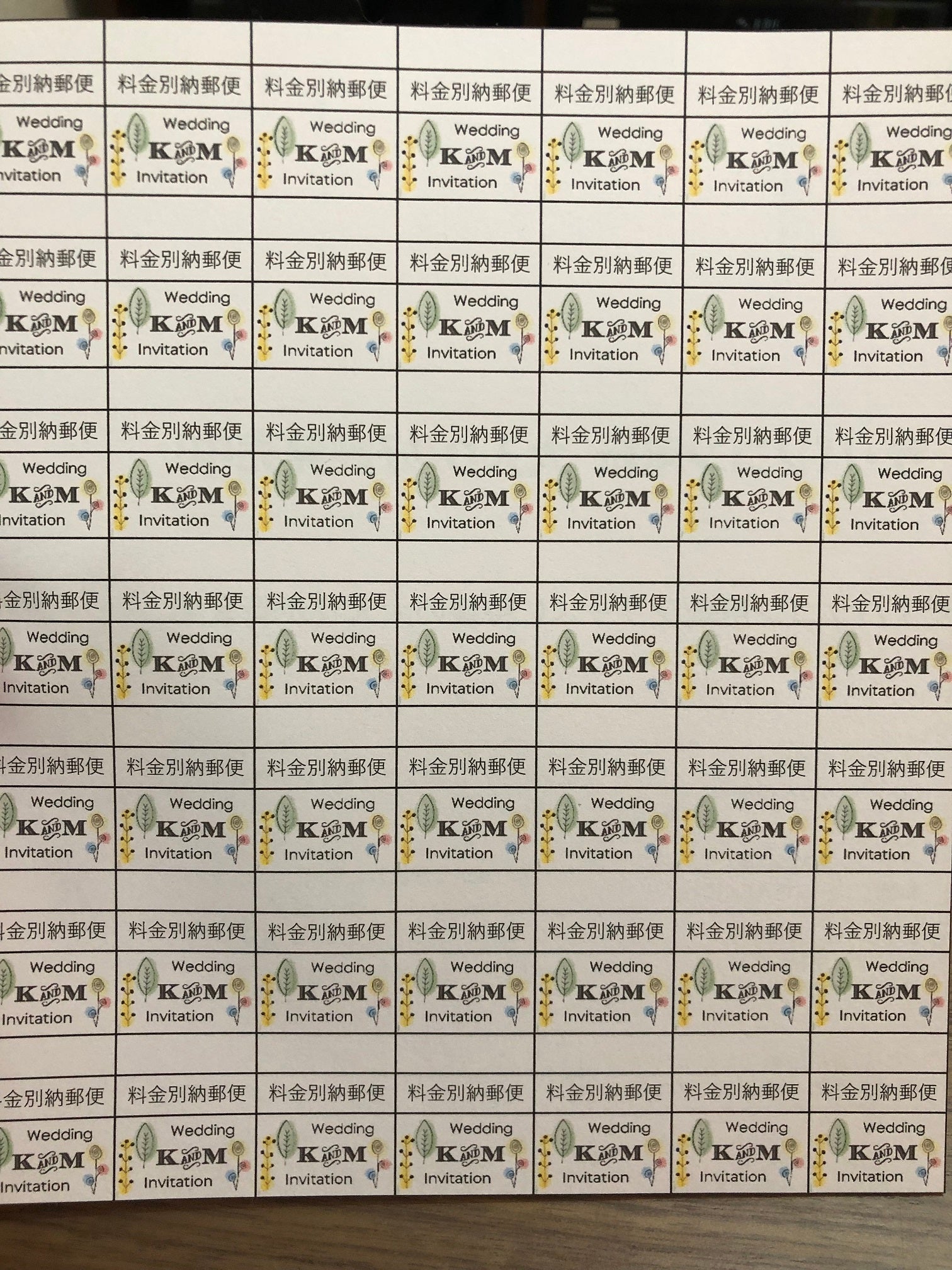 切手の代わりに♡ 料金別納郵便マークで可愛くアレンジ！ せっかく可愛い招待状を選んだ方には 小さなところまでこだわりたいですよね♡ 料金別納郵便は大量に手紙を発送する際に使われ、 「切手を貼る手間・時間」を省くシステム。 料金を一括して支払える