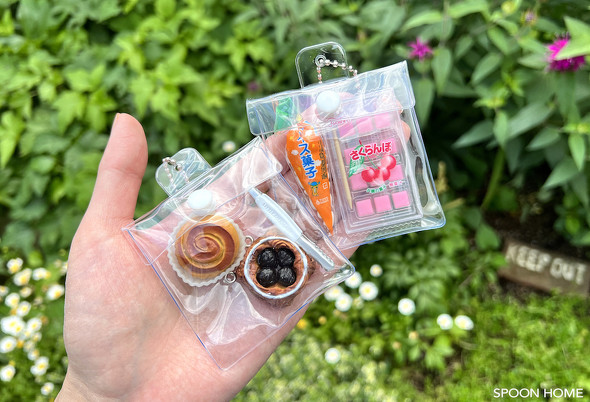 透明な小物ケース「カラビナ付きクリアポーチ」が便利。ガチャガチャのコレクション入れに