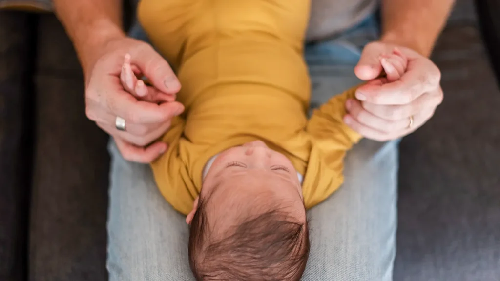 モロー反射とは？期間や困ったときの対処法、よく似た疾病などを解説子育て応援サイト 教えてトイザらス・ベビーザらス