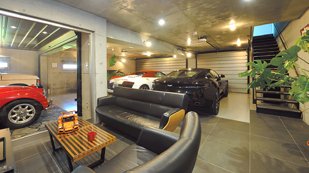 ガレージに映える愛車の姿』 車好きの夢であるガレージハウス。 天候を気にすることなく整備ができ、愛車をいつでも家の中から眺めることができます。因幡工務店は、 車好き による、 車好き の為の家づくりをご提案させていただきます。 ぜひモデルハウスでご体感