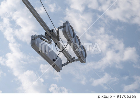 レンズに凹凸!? 厚さ6cm「フラット型信号機」に隠された工夫クルマ情報サイトｰGAZOO.com