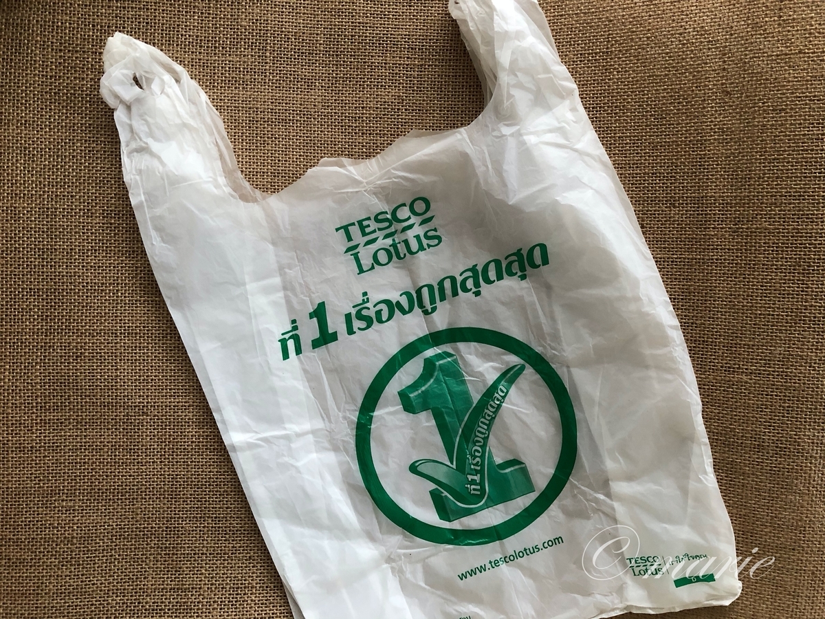 タイ雑貨🇹🇭 タイ人アーティストのJAIさんが手がける 米袋をリメイクしたバッグ。 これがもう使えるのなんのって！ 公園でもキャンプでもフェスでも海でもプールでも 荷物をポイポイ入れて持ち運んでます🙆‍♀️ 汚れも気にならないし、 突然の雨でもオッケーだし