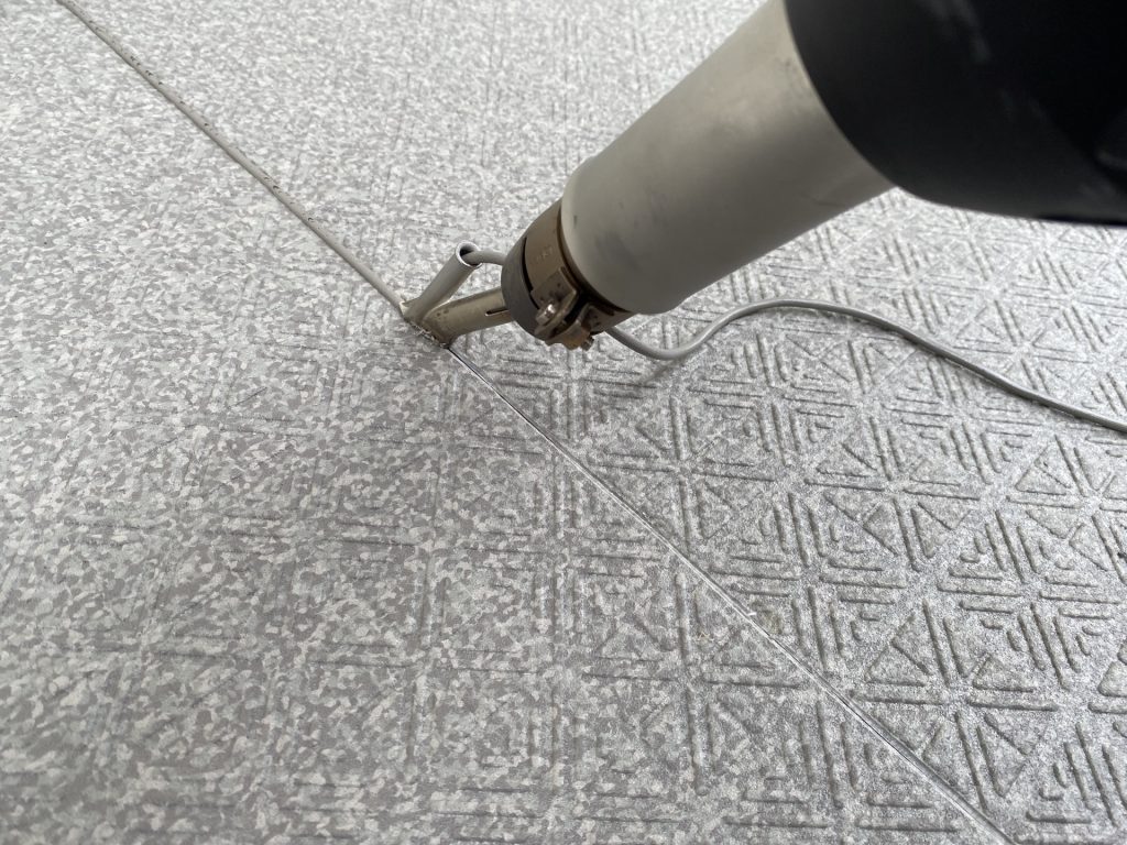 雨漏りが気になるベランダリフォームにはオシャレで快適な『 長尺シート 』での施工がおすすめ！ 兵庫、西宮・芦屋・宝塚・川西・伊丹の外壁塗装PaintWallの塗装お役立ちコラム 現場ブログ 創業106年 外壁塗装・屋根塗装西宮市 芦屋市 宝塚市 川西市 伊丹市