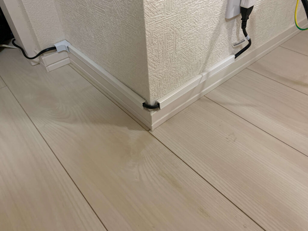 ダイソーの壁用配線カバーを使ってエアコンの電源プラグコードを整理してみましたPEACE BIRD