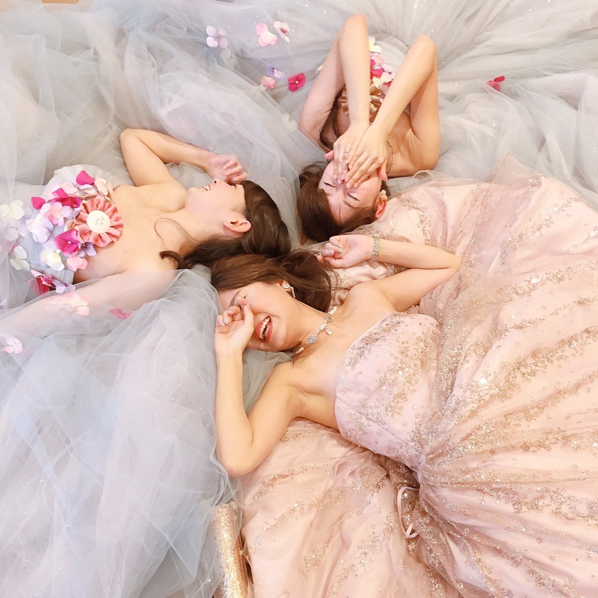 ACQUA GRAZIE京都店9月フェアおすすめのドレスをご紹介！ Dress Brand: PRONOVIAS @pronivias Dress:PR0015 Barbara ⁡ふわりと広がるチュールスカートが可憐な印象のプリンセスラインドレス。リーフモチーフが浮かび上がるイリュージョンバックやイリュージョンネックが