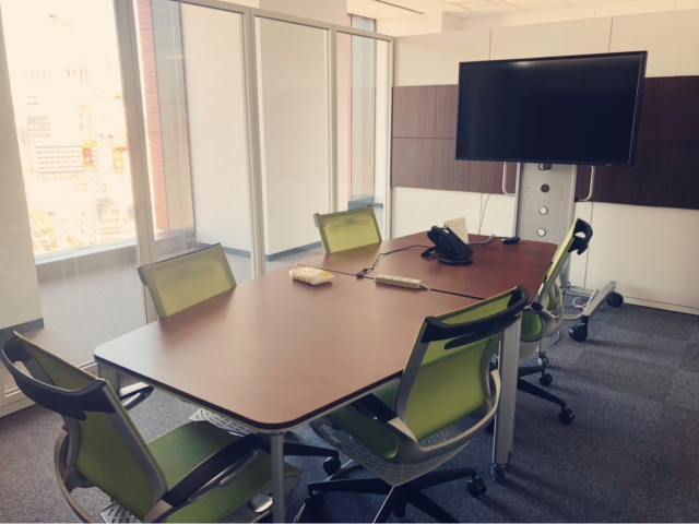 テレビ局は芸能事務所が所属タレントの人権を守っているかをチェックするべきか？Surfvoteの調査によると、大多数が「チェックは必要」と回答するも、チェック主体は、テレビ局か他の組織か意見が分かれた。NEWSCAST