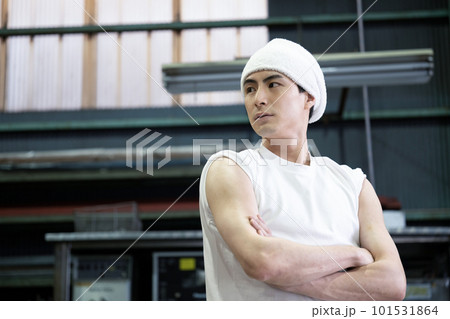 ガテン系の求人などに使えそうなガッツポーズのカッコイイ男性のポートレートのアップの縦 カメラ目線 の写真素材101486140- PIXTA