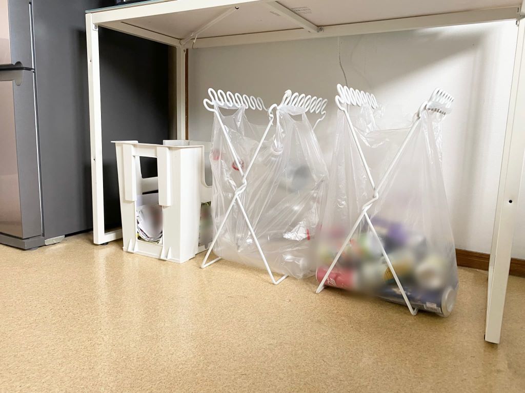 ゴミ箱置き場のないキッチンの、省スペースゴミ箱置き場アイデア