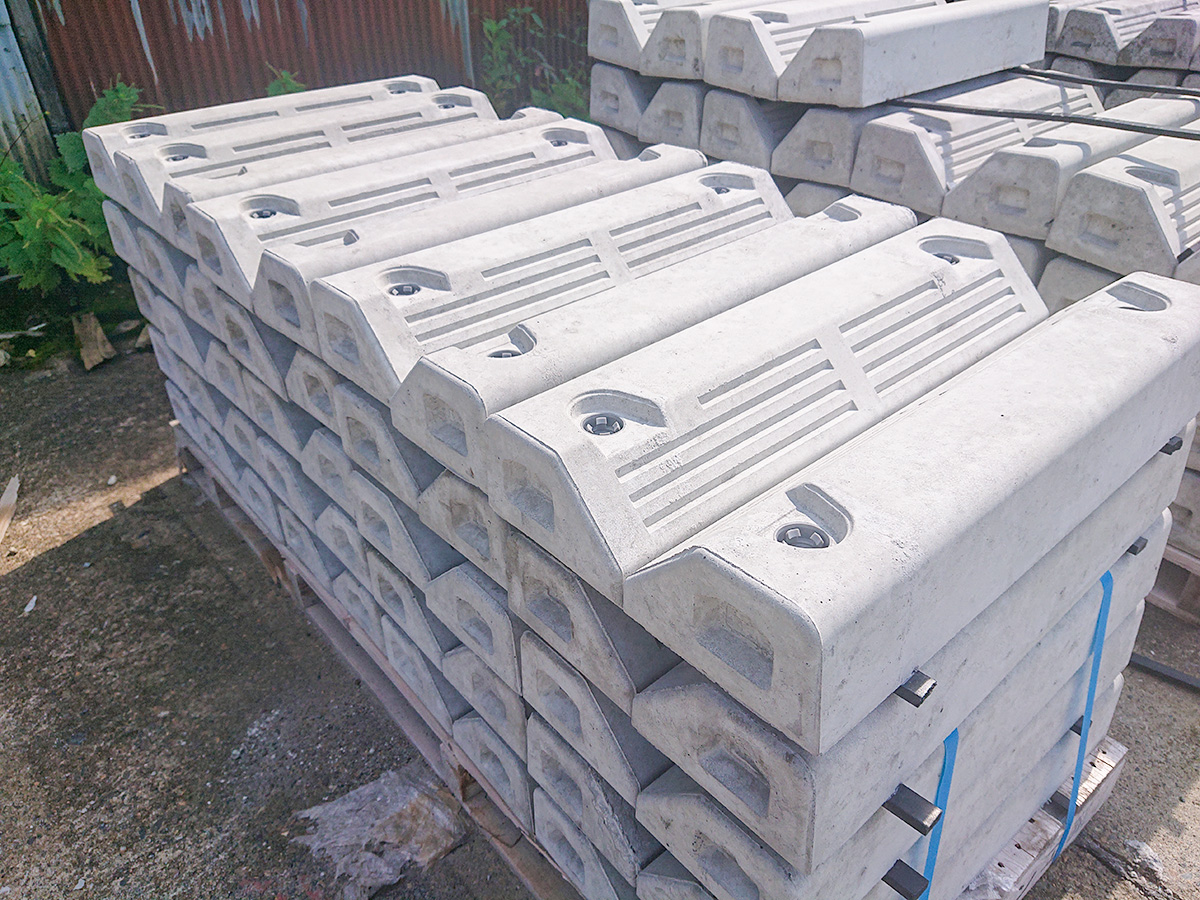 楽天市場 ソーラー充電式LED照明付き パーキングブロック スチール製 自動車 車止め 輪止め タイヤ止め 車輪止め 駐車ブロック カーストッパー駐車場 アスファルト 置くだけ 固定不要 夜間光る 太陽光 ソーラー LED照明 明るい 電気工事不要 日本製 : アスカパネル楽天