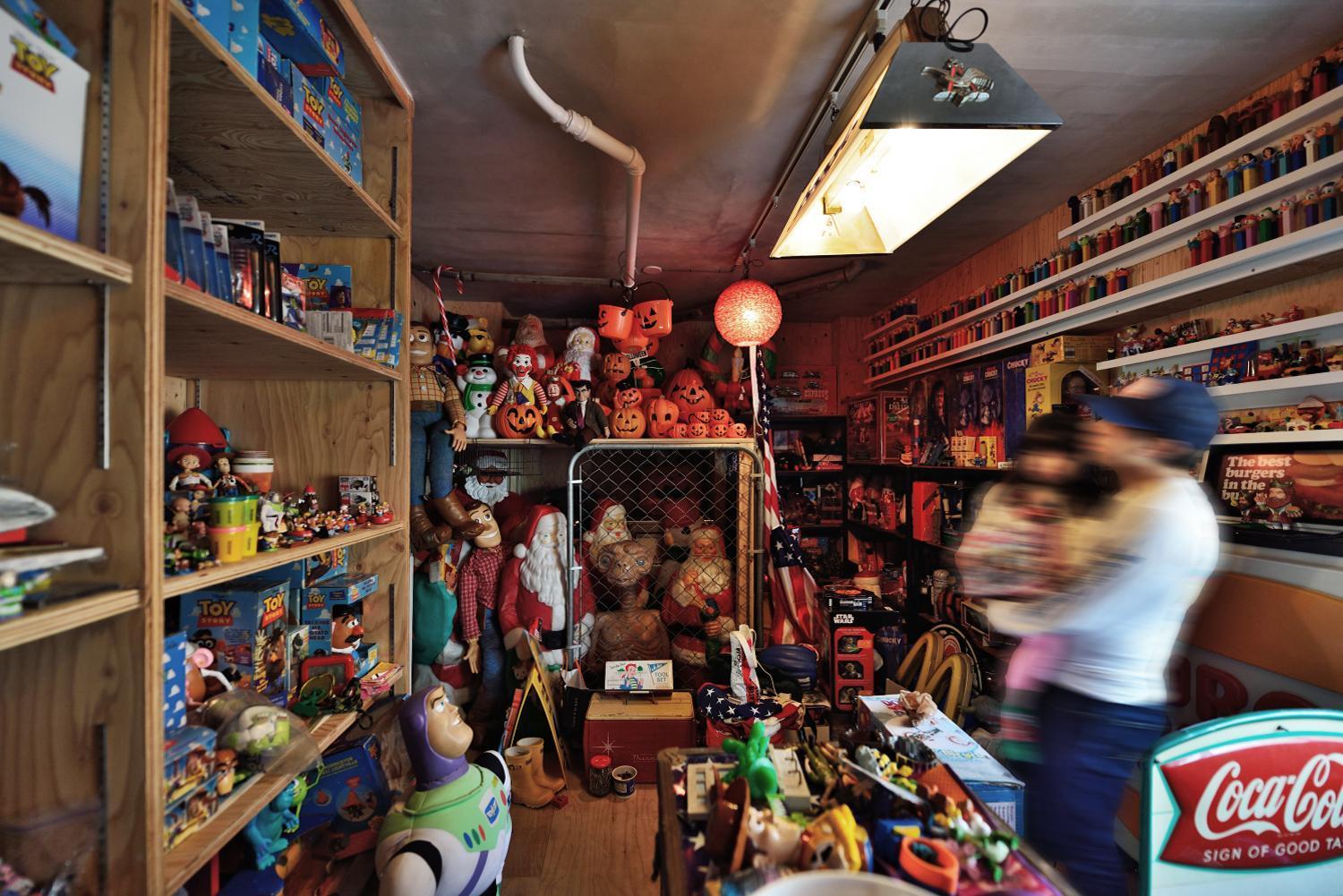 コレクションルーム冬期は2 24 月・休 まで⏰ 再びの寒波で厳しい寒さが続いていますね⛄️❄️ コレクションルーム で展示中の中村鵬生 手織錦冬牡丹壁掛 は、寒さ除けとしてこも巻きされた植物のユニークな姿をつづれ織りで表現した作品です。 雪を被った霜囲いの中で