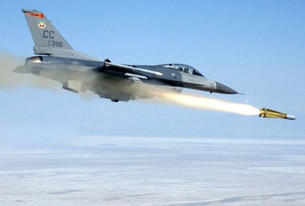 政府、夏に安保戦略で方向性 - 日本経済新聞