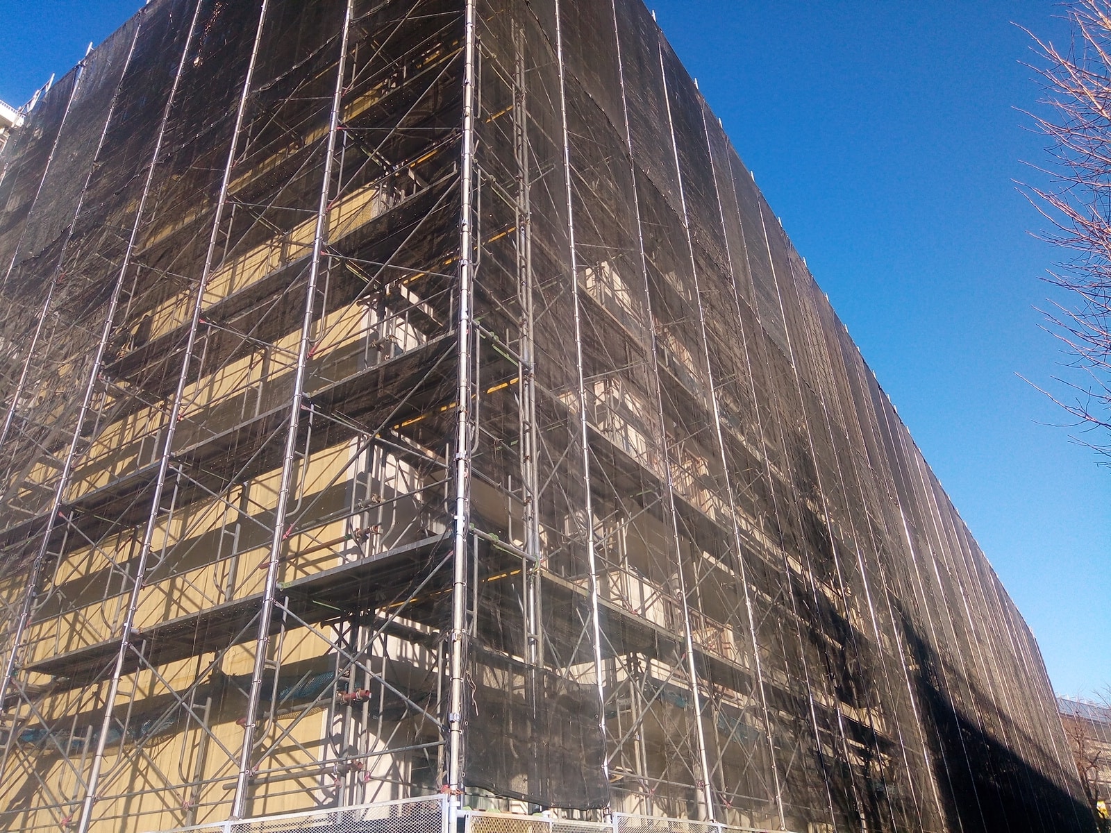 マンション工事に必要な足場の単価は？費用を安くする方法もチェック！エスケーハウス株式会社