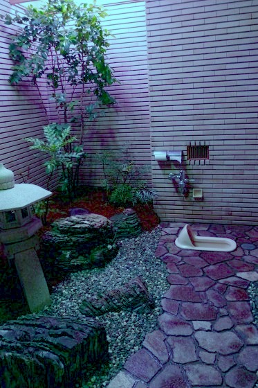 庭園トイレが ら く た ひ と つ