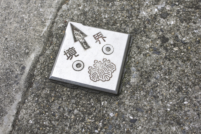 隣地境界線とは？敷地・道路境界線との違いから確認・測定、トラブル事例まで徹底解説 -SUUMO 住まいの売却ガイド