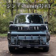 新車☆タフト☆チルアウトプラン☆ ベージュボディーにホワイト色が映えますねます！ ルーフキャリアにサイドステッカーなどなどカスタムパーツが可愛い☆ナビ等取り付けたら納車です！ダイハツタフトチルアウトプラン新車新車販売新車カスタムご相談