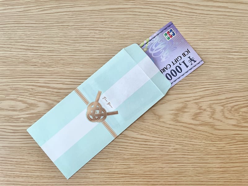 🌸お礼プチギフト スタバカードを買って 自分でラッピング🎁 . クラフト紙を自己流で ラッピングして ダイソーで買ったリボンとスタバでもらったタグをつけて完成😌🎀☕️ . 赤、茶、ゴールドの色合いが タグに合っててなかなか気に入ってる🎶marry花嫁スタバ