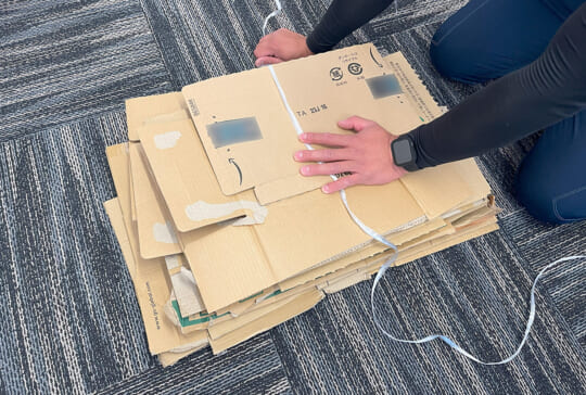 ダンボールや雑誌、牛乳パックの梱包の際に必須なビニール紐！切った部分の紐を探したり、紐を切るためだけにハサミを面倒だと思ったことありますか？そんなモヤモヤを解決する商品を弊社で作っています！たまひも収納ケース 現在楽天で販売中です！ ¥500 カッター