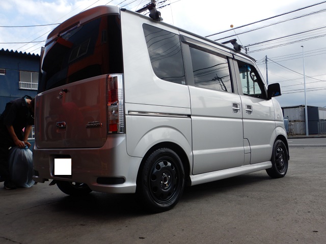 スズキ エブリイワゴン 用 マット ブラック ホイールセンターキャップ スチール 純正ホイール 用 デイトナ ホイールカバー 赤 黒 シルバーマットブラック 艶消し 黒 中心の オーナメント は レッド 赤 ブラック 黒 シルバー 銀色 の3色付属 安いワゴンR 純正 ホイールの