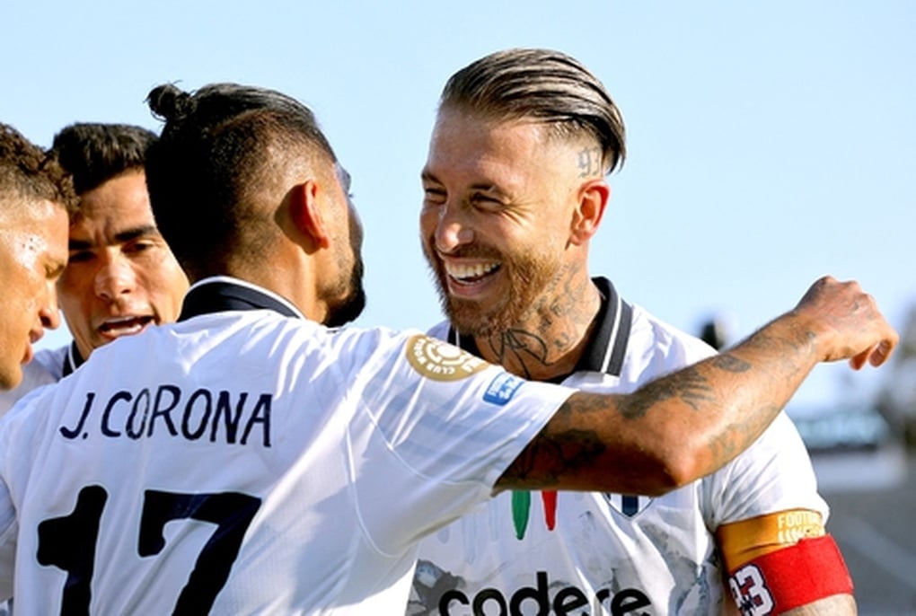 レアルマドリード カナレス 希少 レアル・マドリードが育てた最高傑作5人。ラウール、カシージャス アカデミ